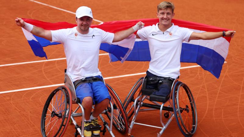 Sam Schroder and Nils Vink holding up Dutch flags