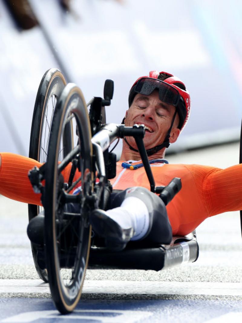 Para cyclist Jetze Plat celebrates crossing the finish line