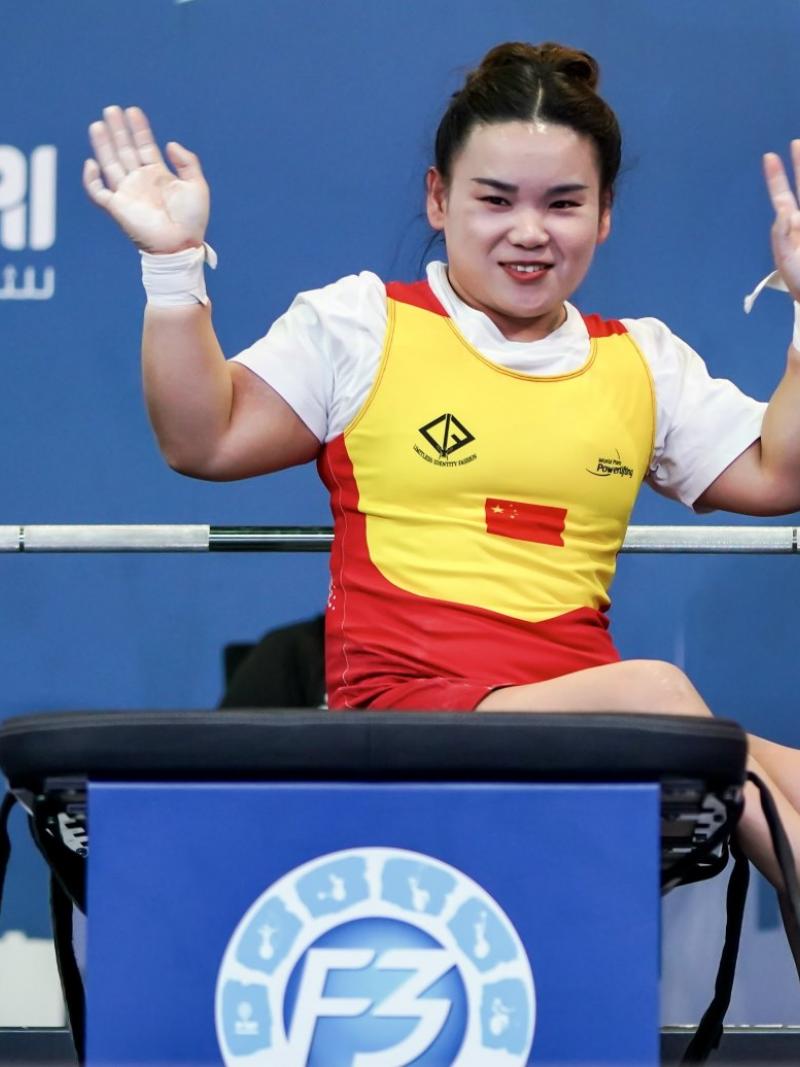 A female powerlifter waving on the bench press