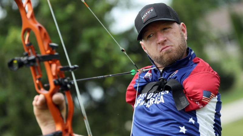 Matt Stutzman, the US "Armless Archer", aims to shoot